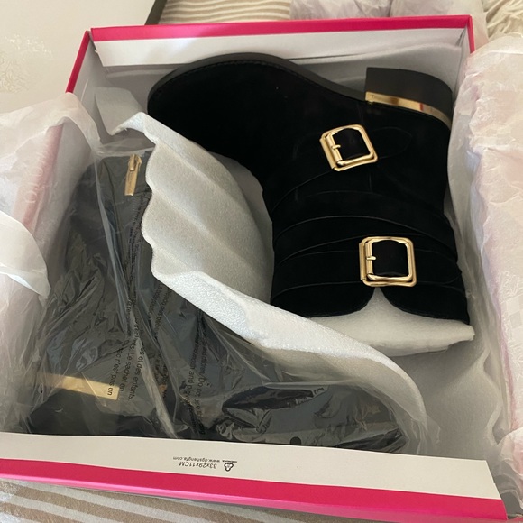 Vince Camuto ankle booties- NWT - Picture 3 of 9